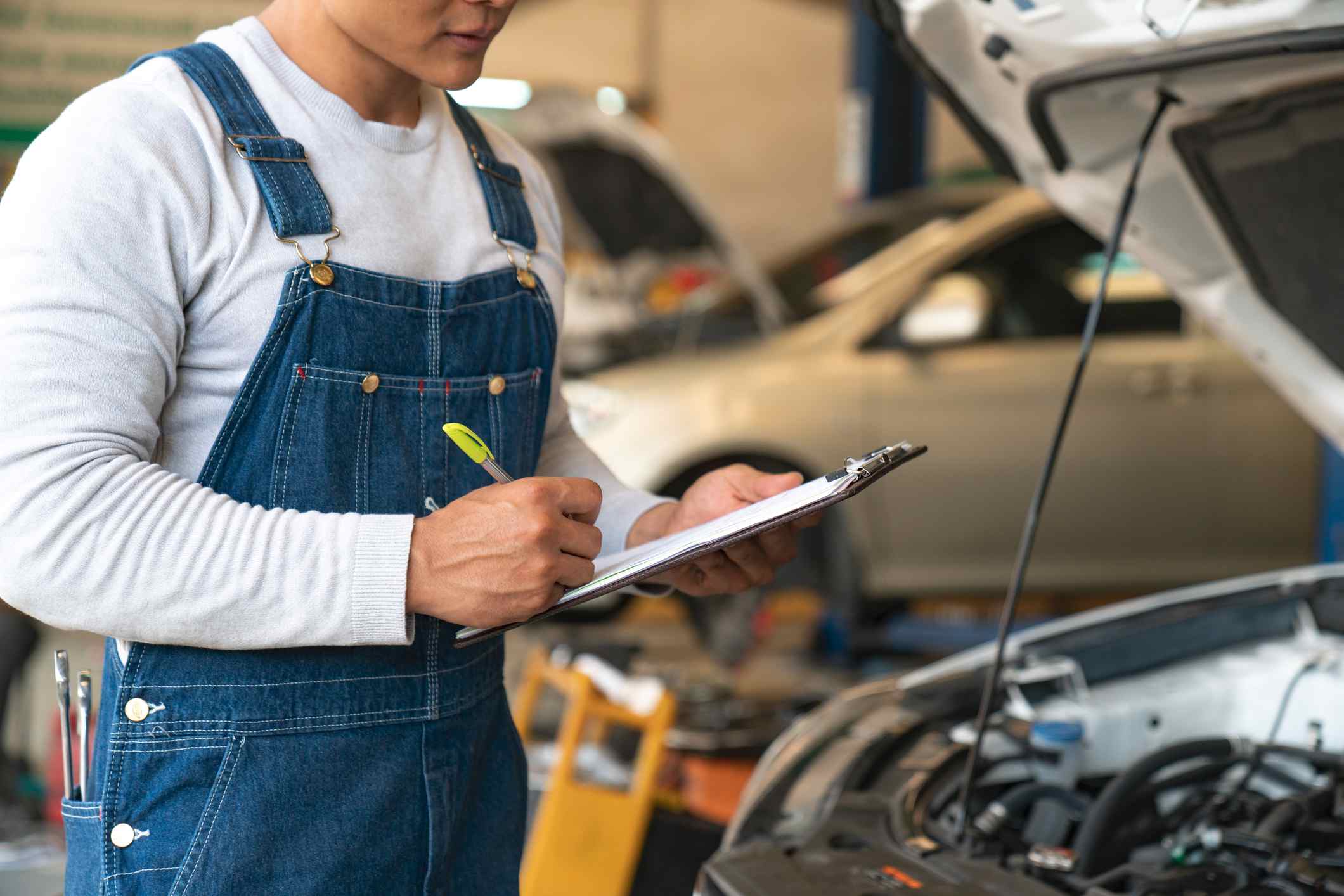 mechanic writes estimate